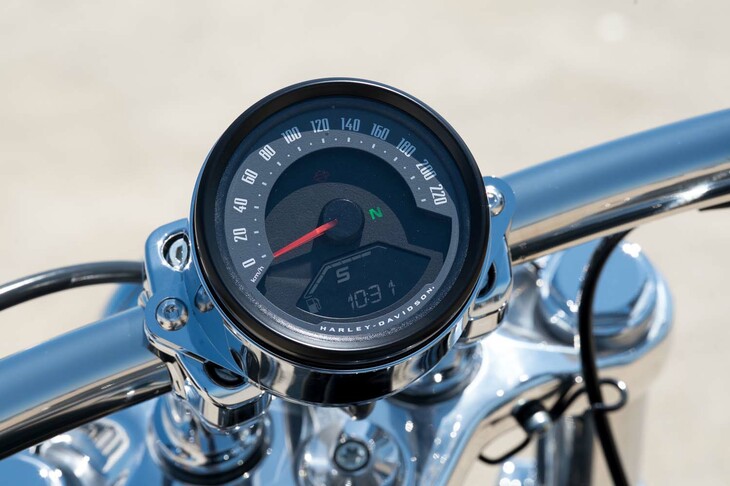 メーターは小さな液晶タイプから、4インチ・丸型のアナログタイプに変更。下部には残燃料やライディングモードなどを表示する、LCDディスプレイが備わる。