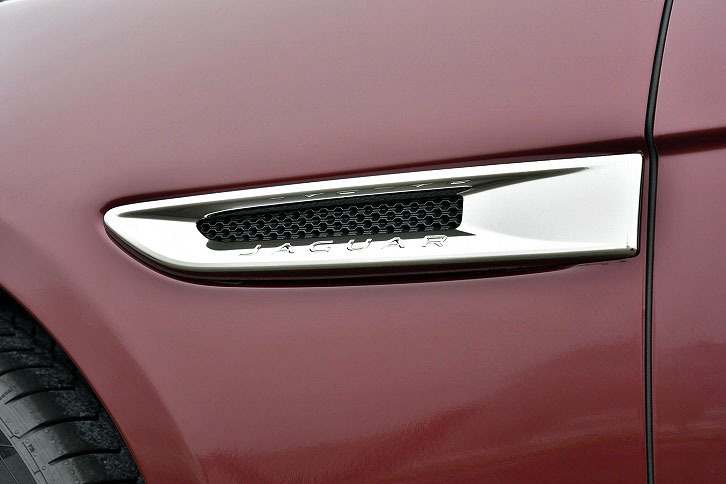 フロントホイールアーチの後方に装着された「クロームサイドパワーベント」。