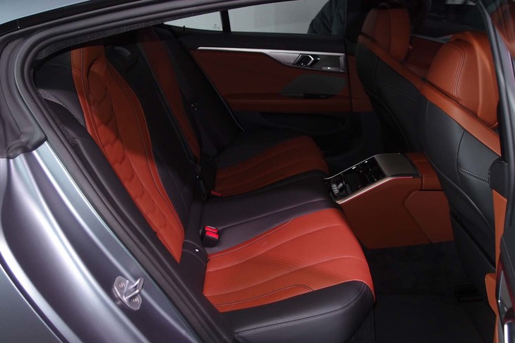 センタートンネルに強固なカーボン素材を採用し、ホイールベースを205mm延長。「7シリーズ」に匹敵する広さを実現したという。