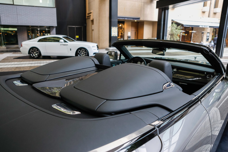 回り込んでみると、リアシートがカバーで覆われています。スタッフさんいわく「今回が日本初披露」というこのカバー、取り付けてしまえば、もちろんリアシートは使えません。こんなに大きなロールス・ロイスなのに、2人しか乗れないなんて……。もったいない！ でも、かっこいい。