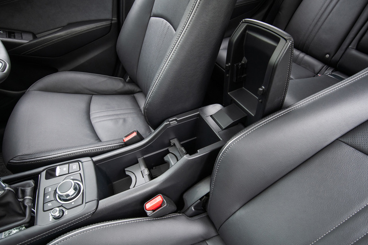 新たに採用されたセンターアームレスト。その下の収納ボックスはドリンクホルダー（2本分）としても使えるようになっている。