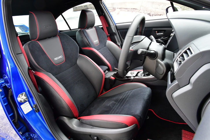 「タイプS」グレードでは、スバルとレカロが共同開発したフロントシートを選ぶことができる。運転席、助手席とも8ウェイの電動調節機能が備わる。