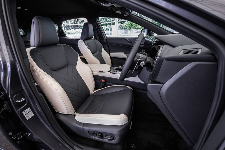 NX450h＋“バージョンL”（フロントシート）