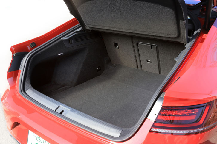 5人乗車時でも563リッターの容量が確保されるラゲッジルーム。大人3人分の荷物と、カメラマンの撮影機材を難なく飲み込みます。