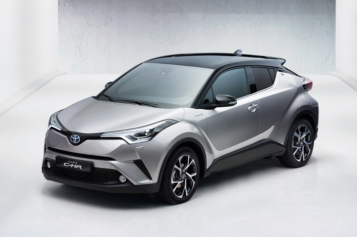 清水氏も述べているとおり、トヨタのデザインは2010年代の半ばごろから激変している。当時は「TNGA」を合言葉にクルマづくりの大改革が行われていたころで、これ以降、デザイン面でも挑戦的なモデルが次々に登場していった。写真は2016年3月のジュネーブショーで発表された「C-HR」。TNGA世代の第2弾モデルだ。