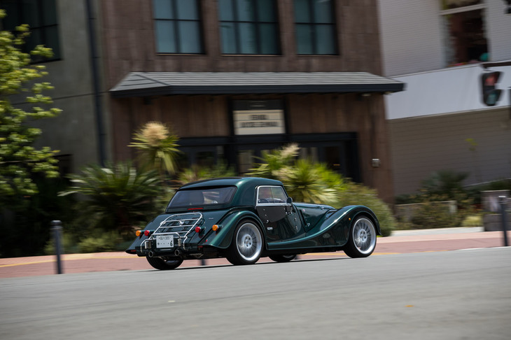 その気になれば、0-100km/h加速4.2秒、最高速267km/hという俊足を発揮する「プラスシックス」。同時にその走りには、モーガンならではの牧歌的な味わいが確かに受け継がれていた。