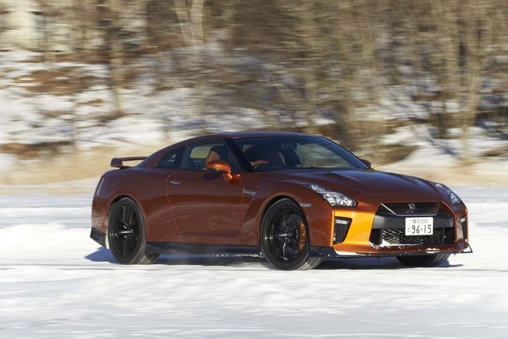 氷上でも、その走行性能の高さが光っていた「GT-Rプレミアムエディション」。前後の重量バランスに優れたトランスアクスル方式の4WDシステムで、タイヤのグリップ力を最大限に発揮する。