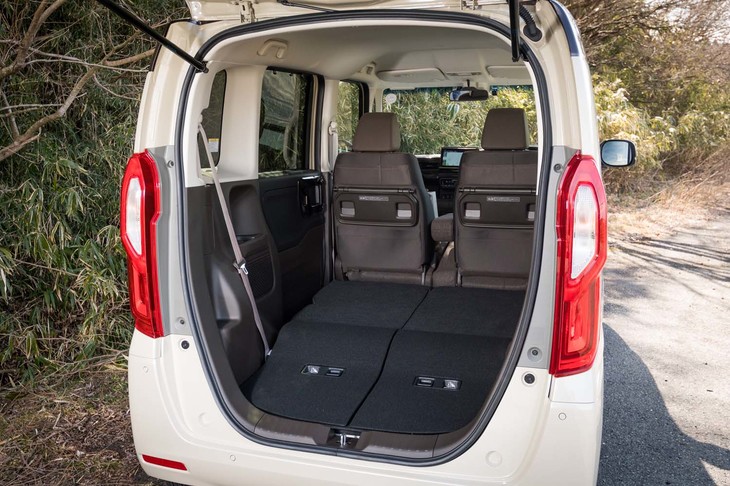 後席の背もたれをすべて倒すと27インチの自転車が斜めに積み込める。これでも足りなければ助手席の背もたれも前方に倒せる。