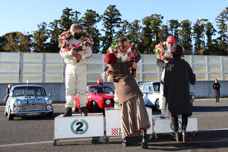 「ティントップ・カップ」決勝の暫定表彰。入賞者にはグリッドガールからレイに加えてハグのプレゼントが。2位の方は、もらえなかったわけじゃありません。