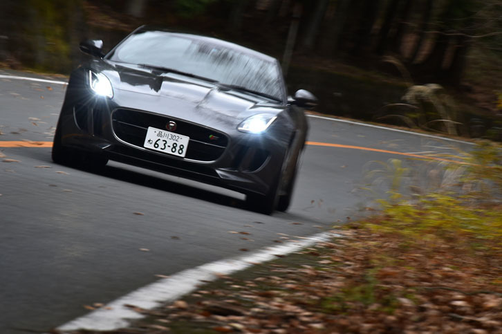 「Fタイプ S クーペ」の6段MT仕様車が0-100km/h加速に要する時間は5.5秒。同モデルの8段AT仕様車は、これを0.6秒しのぐ4.9秒。最高速度は、ともに275km/hで変わらない。