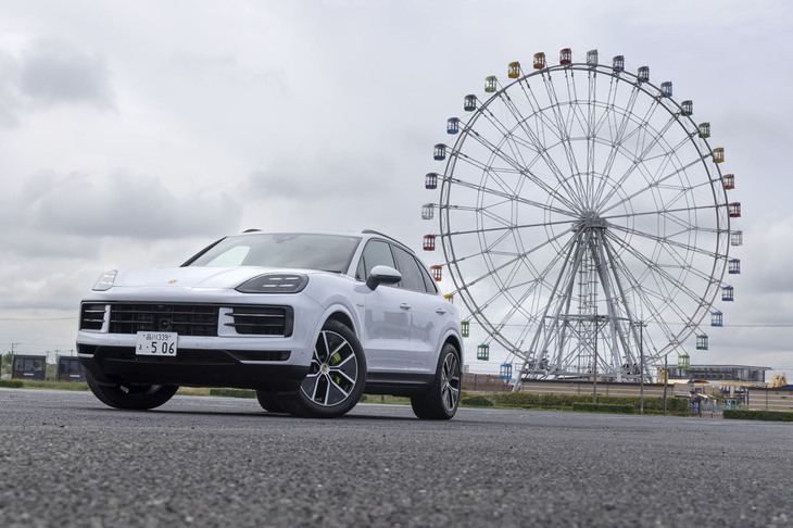 「ポルシェ・カイエンEハイブリッド」は3種あるハイブリッドでは最も安価なグレード。車両本体価格は1395万円ながら、山のようにオプション装着したこの試乗車の総額は1879万3000円にも上る。