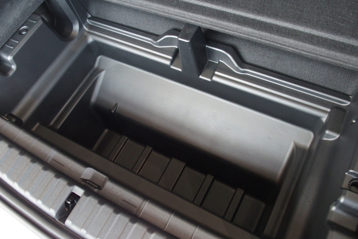 BMW iX（荷室フロア下のサブトランク）