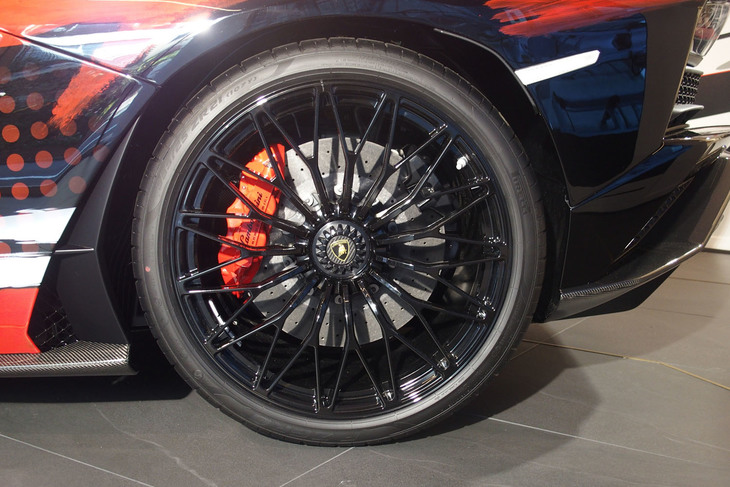 アヴェンタドールS“dressed”by Yohji Yamamoto（リアホイール）