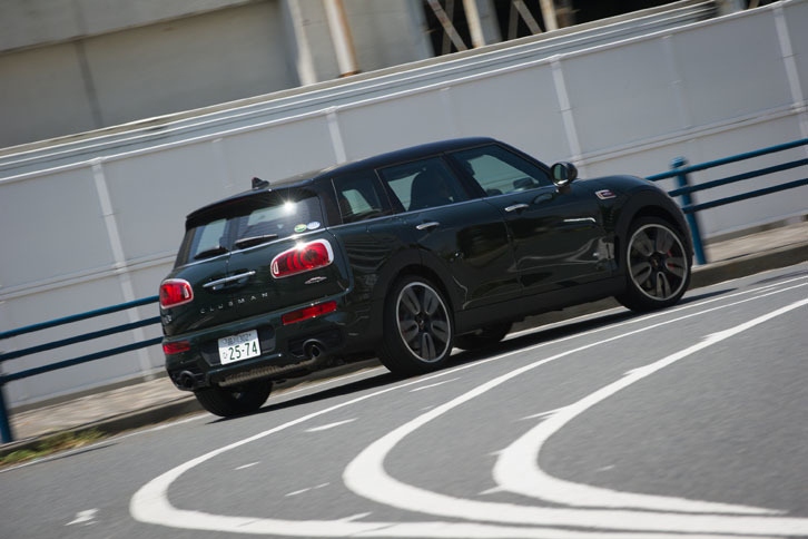 乗り心地を犠牲にすることで、高いコーナリング性能を手にした「ジョンクーパーワークス クラブマン」。