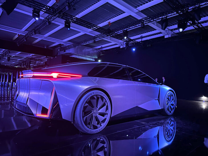 「BEYOND THE HORIZON」には、2023年のジャパンモビリティショーで公開されたコンセプトモデル「レクサスLF-ZC」が据えられた。