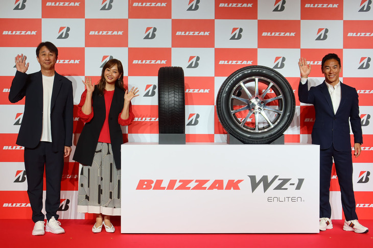 「ブリヂストン・ブリザックWZ-1」と発表会のゲスト3人。写真左から原田雅彦さん、藤本美貴さん、そして佐藤琢磨さん。