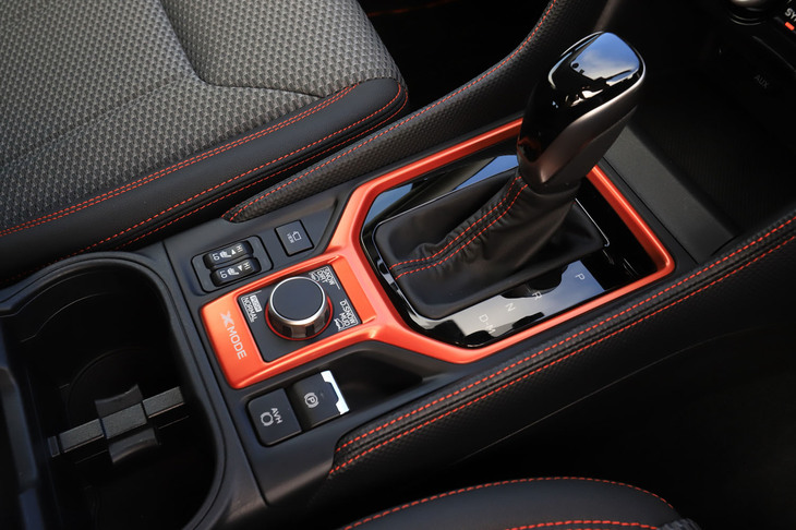 センターコンソールでは、シフトセレクターと、悪路走破性を高める「X-MODE」のコントローラーを囲むようにオレンジパーツが配される。