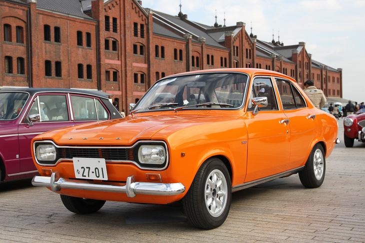 「フォード・エスコート1300GT」。1967年にデビューした欧州フォードのエントリーカー、初代エスコートでも2ドアボディーにDOHCエンジンを積んだ「ツインカム」や「RS」などは時折見かけるが、4ドアは珍しい。