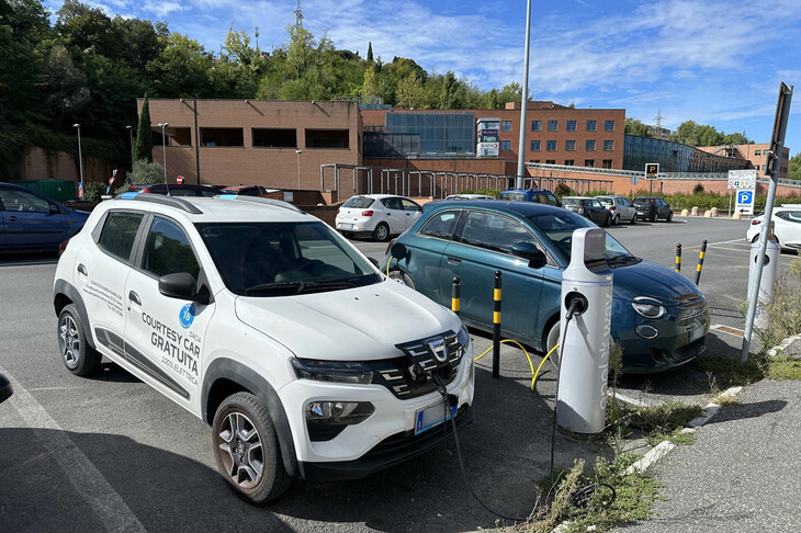 ルノーのサブブランド、ダチアのBEV「スプリング」は中国工場製。よく見ると販売店の代車用であった。シエナ駅前で2024年9月。