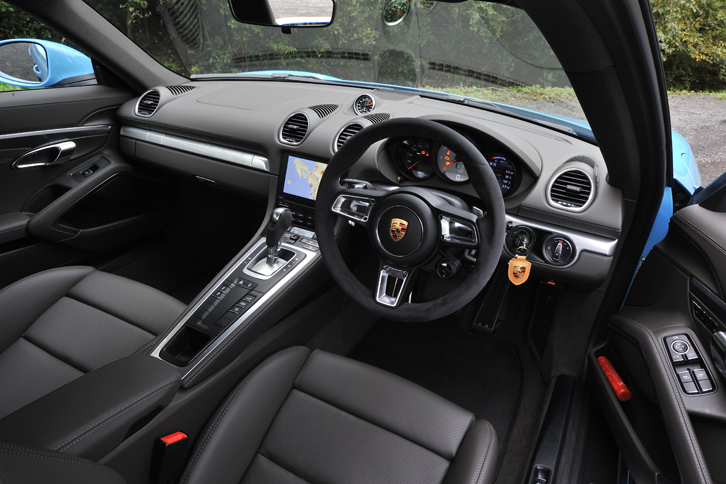 今回試乗した「718ケイマンS」には、オプションの「アルカンターラGTスポークステアリングホイール」が装着されていた。