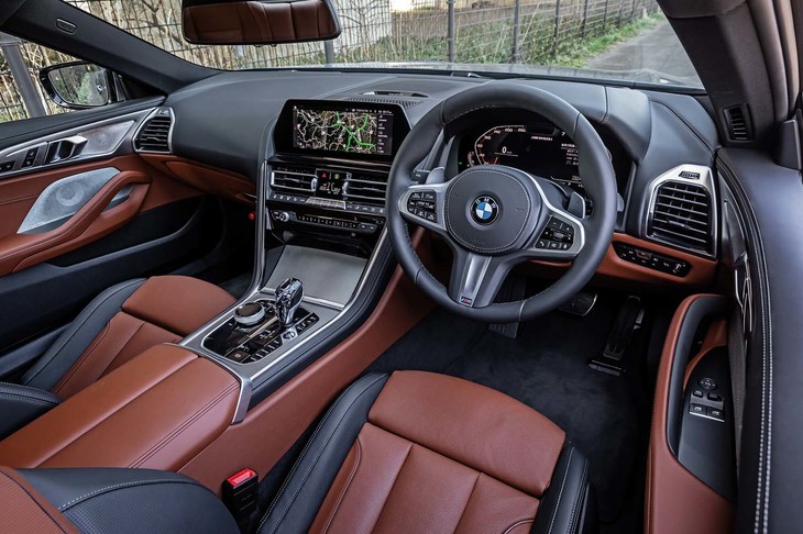 センターコンソールがドライバー側を向く、適度な包まれ感のあるコックピットデザインを採用している「8シリーズ」。ステアリングホイールはオーソドックスな円形で、左右にシフトパドルも備えている。