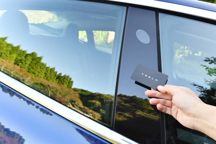 車両のキーはカード型。写真のようにBピラー部にかざすことで解錠・施錠を行う。