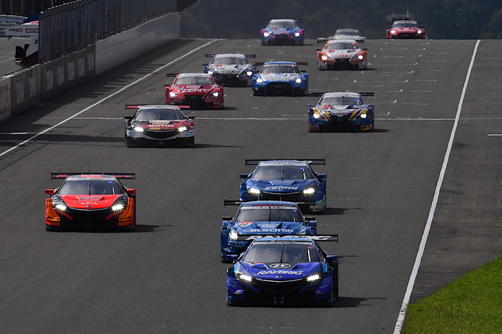 GT500クラスのスタートシーン。トップのRAYBRIG NSX-GTに、No.12 カルソニック IMPUL GT-Rとほかの「NSX-GT」が続く。