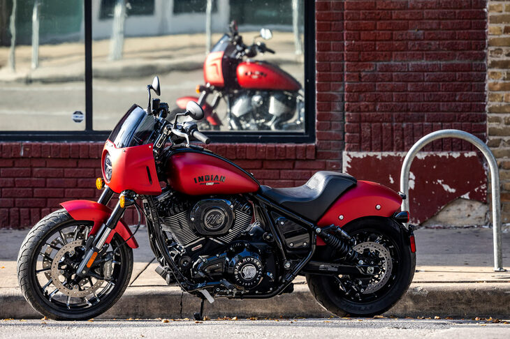 カラーリングには、今回試乗した個体の「ブラックスモーク」のほかに、「ルビースモーク」（写真）と「ステルスグレー」「スピリットブルースモーク」の全4種類が用意されている。