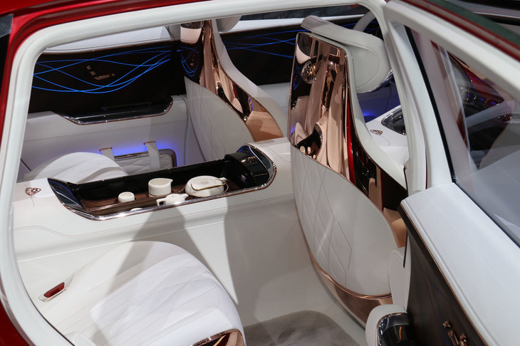 エクステリアは中国スタジオによる。いっぽうセンターコンソールに茶器も備わるインテリアはドイツのスタジオ主導で行われたという。