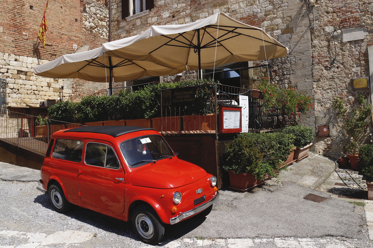 トスカーナ州モンテプルチャーノにて。そのクルマは、リストランテのアイキャッチ役を見事に果たしていた。