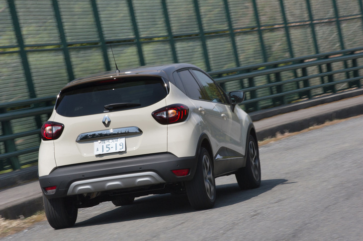 「キャプチャー」にはブレーキエネルギー回生機構や、バッテリーからの電源供給の機会を増やしてエンジンの負荷を軽減するエナジースマートマネジメント（ESM）などが搭載されており、JC08モード計測で17.2km/リッターという燃費を実現している。