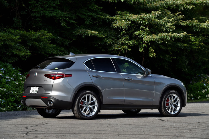 アルファ・ロメオ・ステルヴィオ ファーストエディション
	ボディーサイズ：全長×全幅×全高＝4690×1905×1680mm／ホイールベース：2820mm／車重：1810kg／駆動方式：4WD／エンジン：2リッター直4 SOHC 16バルブ ターボ／トランスミッション：8段AT／最高出力：280ps（206kW）/5250rpm／最大トルク：400Nm（40.8kgm）/2250rpm／タイヤ：（前）255/45R20 105V／（後）255/45R20 105V（ミシュラン・ラティチュードスポーツ3）／ 燃費：11.8km/リッター（JC08モード）／価格：689万円