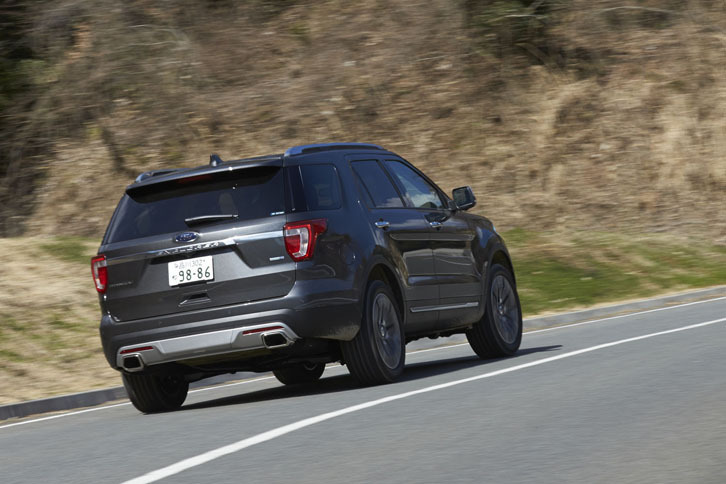 「エクスプローラー タイタニアム」はシフトパドルを装備。スポーティーな走りが楽しめるとアピールされる。