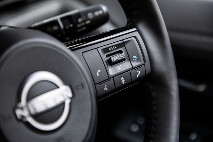 ステアリングホイールの右スポーク部分に集中してレイアウトされる「プロパイロット2.0」の操作スイッチ。多くのユーザーが直感的に操作できる配置や形状になっている。