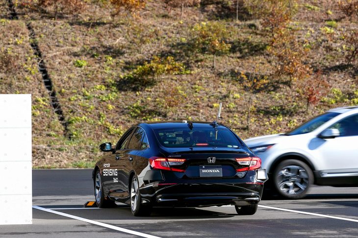 見通しの悪い交差点で、右から急接近する車両を検知し、ドライバーに注意を促すデモンストレーションの様子。自車の直前を60km/hでSUVが突っ切るさまは、かなり恐ろしいものだった。