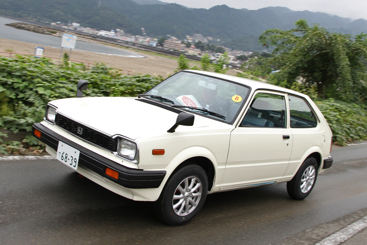 1972年「ホンダ・シビック」。通称「スーパーシビック」こと2代目シビックの、ヘッドライトが丸目から角目となった後期型。