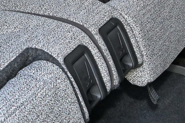 スライドレバーはシートの中央に配置。レバーに穴をあけ、よりつかみやすい形状としている。（写真：webCG）