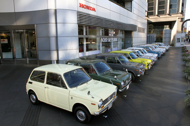 本社ビル1Fにあるショールーム、ウエルカムプラザ青山のショーウィンドウにも「N360 誕生50周年」の文字が。