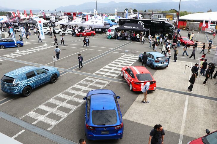 メイン会場となるAパドックでは、自動車メーカーやインポーター各社による新型車展示に加え、カー用品メーカーを中心としたブースが展開された。各ブースでは、当日限定のお買い得商品が並んだことなどもあって、多くの来場者でにぎわっていた。