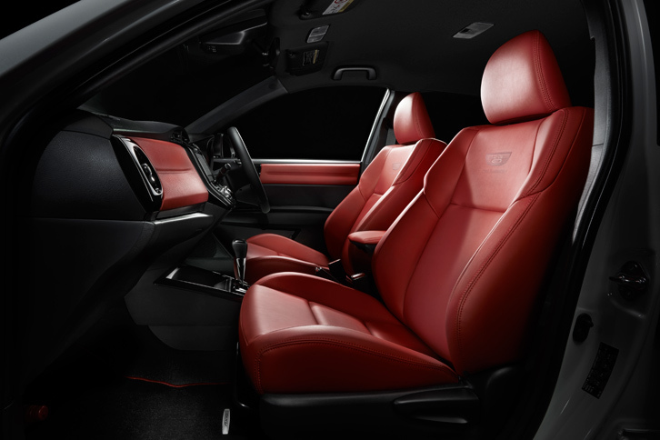 赤いレザーシート。