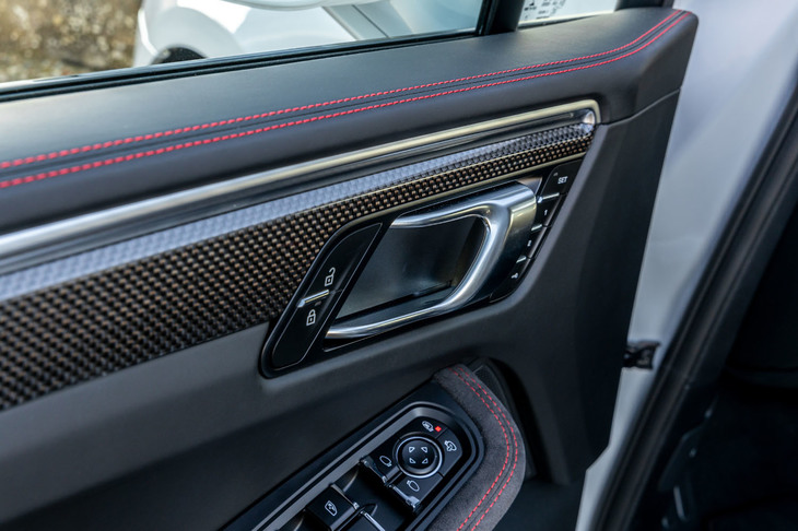 写真のコントラストカラーステッチを含むインテリアトリムパッケージやカーボンインテリアパッケージなどは、オプション設定されるアイテム。