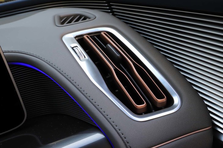 赤銅色にドレスアップされた、エアコンの吹き出し口。