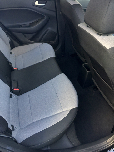 リアシートも十分なスペースが確保されている。