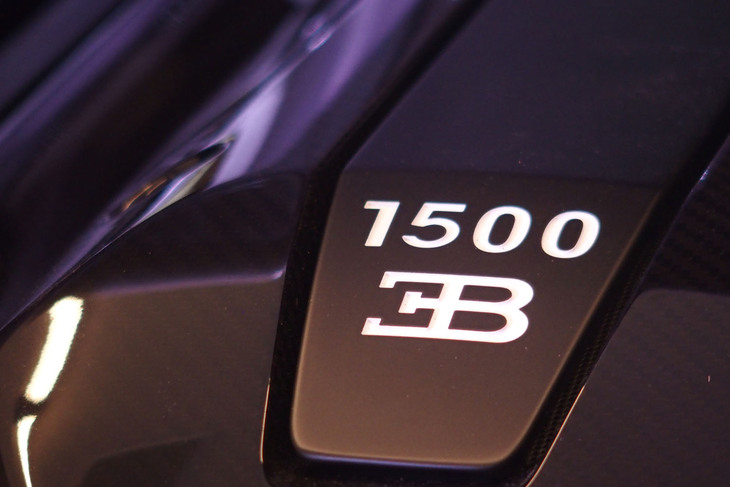 ブガッティ・シロン スポーツ“レ・レジェンド・デュ・シエル”（エンジンのヘッドカバー）