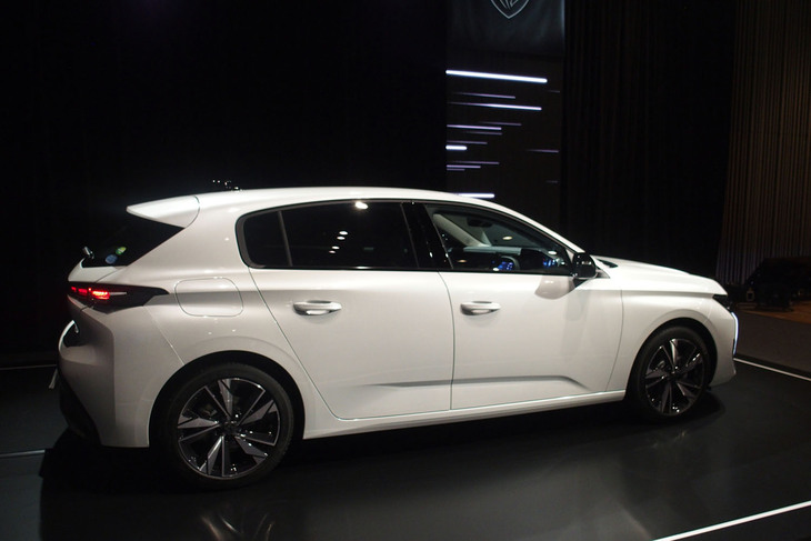 プジョー308アリュール（サイドビュー）