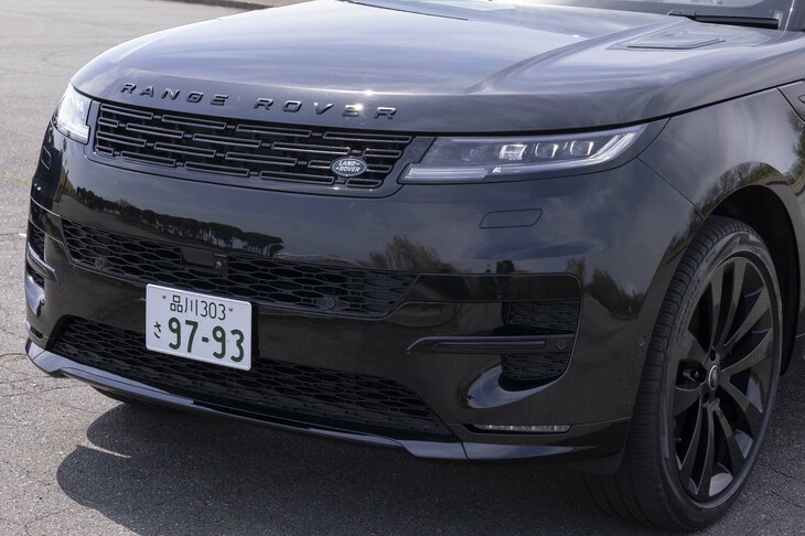 ボディーパネルの段差や継ぎ目をなくしたフラッシュサーフェイスデザインが新型の特徴。ぬるりとしたような質感がある。