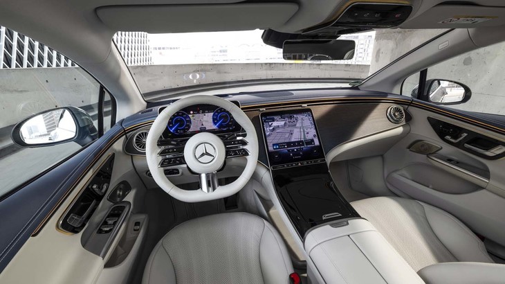 車内で印象的なのが、大きく寝かされたフロントウィンドウおよびAピラー。ドライバー側の斜め前方視界は、やや遮られ気味になる。