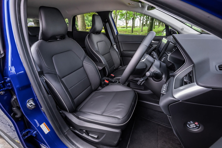 レザー仕立てとなる「キャプチャーE-TECHハイブリッド レザーパック」の前席。座面と背もたれのサイドサポート部分には、穴あき加工が施されたレザーが用いられ、運転席には電動調整機構が備わっている。