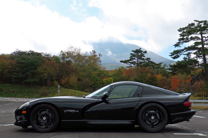 鬼押し出し園の第1駐車場（たぶん、至万座側の道からしか入れない）は、浅間山を借景にクルマが撮れる隠れた撮影ポイント。……なのだが、当日はご覧の通り。神様はよほど記者が嫌いなようで。