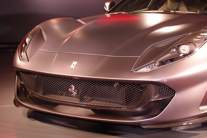 フェラーリ812スーパーファスト（フロントまわり）